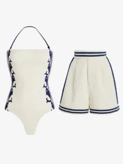 Ensemble maillot de bain deux tons rétro à lacets et dos nu avec cache-maillots et paréos.