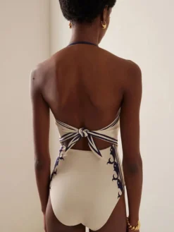 Ensemble maillot de bain deux tons rétro à lacets et dos nu avec cache-maillots et paréos.