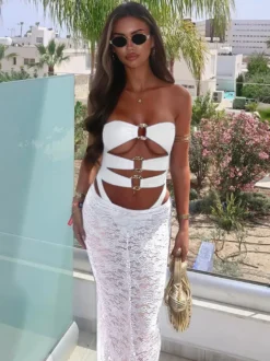 Ensemble maillot de bain noir sexy en dentelle sans bretelles dos nu jupe longue et soutien-gorge.