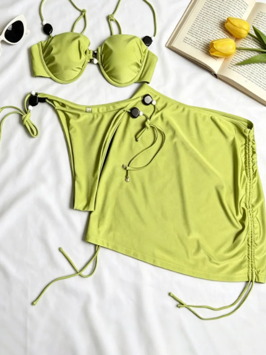 Ensemble maillot de bain vert sexy à bretelles découpées décolleté sans manches soutien-gorge dos nu et mini-jupe.