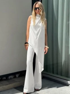 Ensemble 2 pièces assorti : haut sans manches à col montant drapé en satin blanc et pantalon à jambes larges