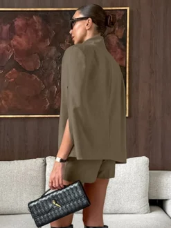 Ensemble 2 pièces blazer court gilet sans manches et short assorti tailleur femme.