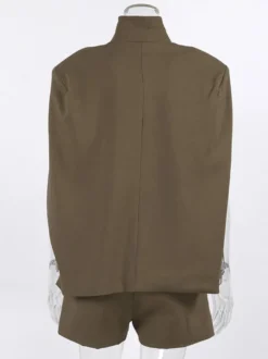 Ensemble 2 pièces blazer court gilet sans manches et short assorti tailleur femme.