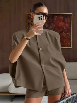 Ensemble 2 pièces blazer court gilet sans manches et short assorti tailleur femme.