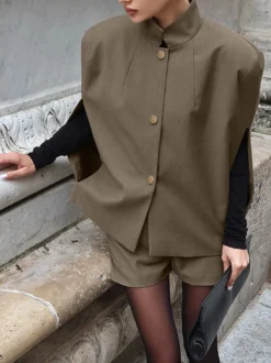 Ensemble 2 pièces blazer court gilet sans manches et short assorti tailleur femme.