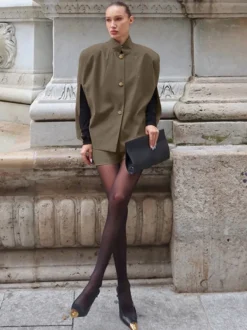 Ensemble 2 pièces blazer court gilet sans manches et short assorti tailleur femme.