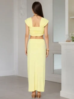Ensemble 2 pièces composé d'un crop top à manches courtes et col carré froncé et d'une jupe longue sirène