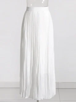 Ensemble 2 pièces composé d'un haut tunique asymétrique cache-cœur à col halter et d'une jupe longue plissée blanche