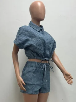 Ensemble 2 pièces en denim gaufré pour femme - Haut court bleu à manches courtes et short à nouer sur le devant - Tenues décontractées d'été 2026