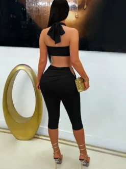 Ensemble 2 pièces : haut court dos nu à découpes torsadées et pantalon capri froncé