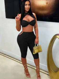 Ensemble 2 pièces : haut court dos nu à découpes torsadées et pantalon capri froncé