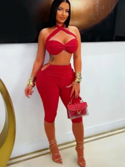 Ensemble 2 pièces : haut court dos nu à découpes torsadées et pantalon capri froncé