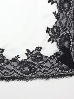 Ensemble 2 pièces : haut court dos nu en satin blanc à décolleté plongeant et jupe longue fendue ornée de dentelle noire