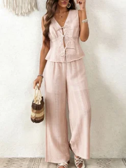 Ensemble 2 pièces : pantalon bleu ciel clair élégant style urbain haut à lacets et col en V sans manches.