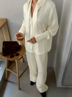 Ensemble 2 pièces pour femme : chemise à col et pantalon large style décontracté.