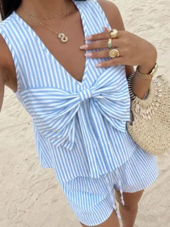 Ensemble 2 pièces pour femme : haut court sans manches à rayures verticales et col en V avec grand nœud et short élastique