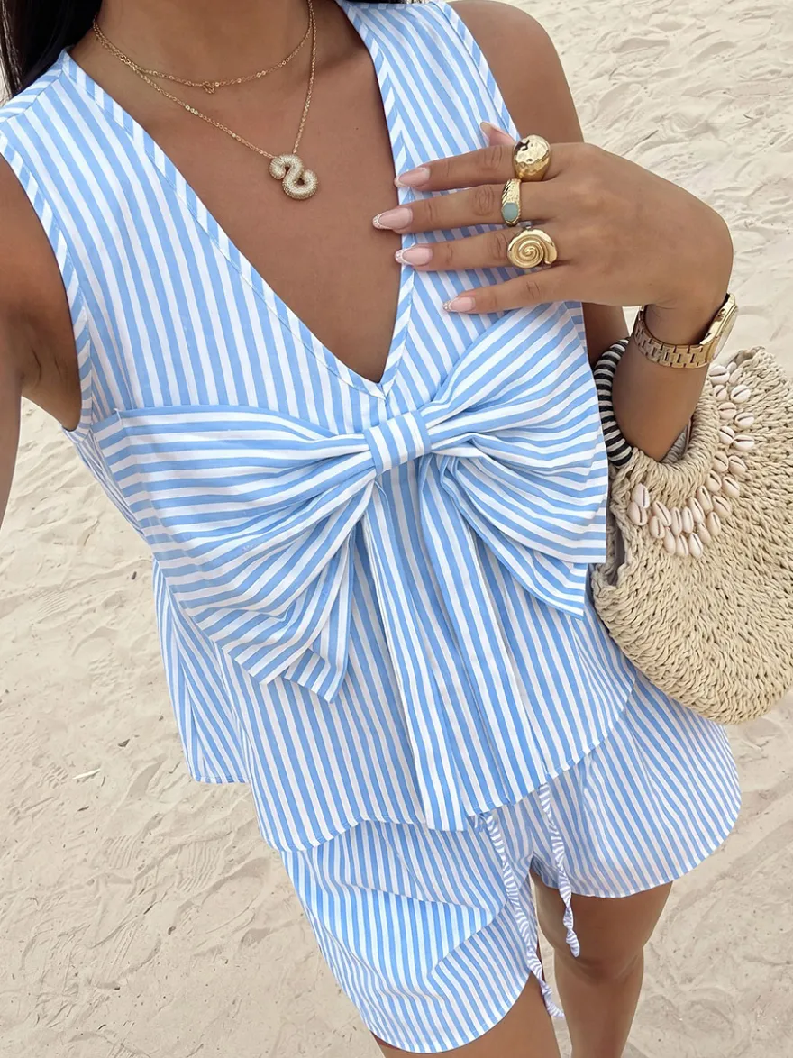 Ensemble 2 pièces pour femme : haut court sans manches à rayures verticales et col en V avec grand nœud et short élastique