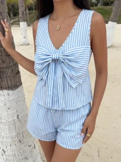 Ensemble 2 pièces pour femme : haut court sans manches à rayures verticales et col en V avec grand nœud et short élastique