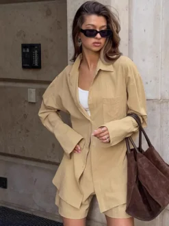 Ensemble 2 pièces short et chemise oversize short élastique style décontracté pour femme.