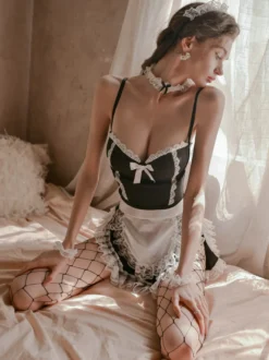 Ensembles de lingerie : body de soubrette tablier en dentelle dos nu à bretelles croisées style teddy.