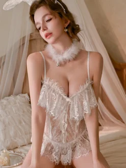 Ensembles de lingerie : nuisettes en dentelle dos nu nuisettes roses camée hauts ras-de-cou et accessoires pour cheveux.