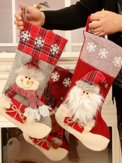Envoyé dans des chaussettes de Noël de couleur aléatoire des accessoires de Noël en fibre de polyester