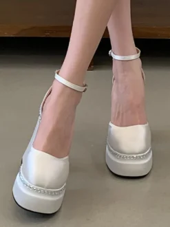Escarpins blancs à plateforme bout carré strass talon épais et bride cheville