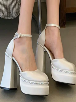 Escarpins blancs à plateforme bout carré strass talon épais et bride cheville
