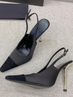 Escarpins à bride arrière en satin noirs à talons aiguilles bout carré