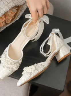 Escarpins en dentelle pour femme bout pointu ornés d'appliqués de dentelle et de perles avec bride à la cheville