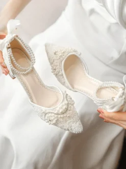 Escarpins en dentelle pour femme bout pointu ornés d'appliqués de dentelle et de perles avec bride à la cheville