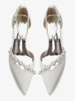 Escarpins en satin à bout pointu ornés de perles et d'une bride cheville avec talon compensé