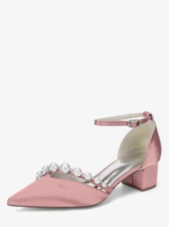 Escarpins en satin à bout pointu ornés de perles et d'une bride cheville avec talon compensé