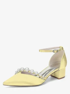 Escarpins en satin à bout pointu ornés de perles et d'une bride cheville avec talon compensé