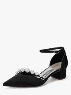 Escarpins en satin à bout pointu ornés de perles et d'une bride cheville avec talon compensé
