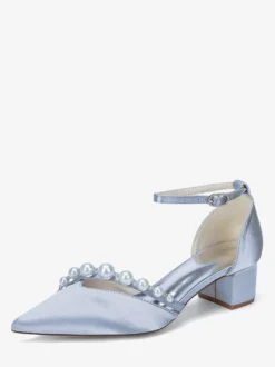 Escarpins en satin à bout pointu ornés de perles et d'une bride cheville avec talon compensé
