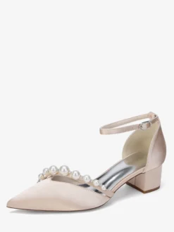 Escarpins en satin à bout pointu ornés de perles et d'une bride cheville avec talon compensé