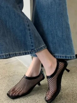 Escarpins noirs à petits talons et bout carré en résille