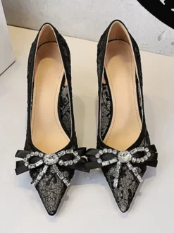 Escarpins noirs à talons hauts bout pointu lacets strass et nœud à enfiler
