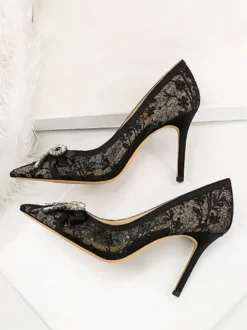 Escarpins noirs à talons hauts bout pointu lacets strass et nœud à enfiler