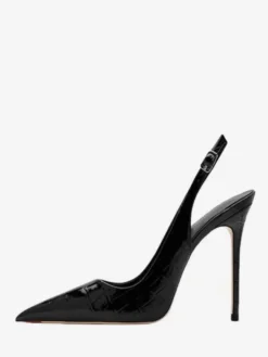 Escarpins noirs à talons hauts et bout pointu ornés de pierres bride arrière.