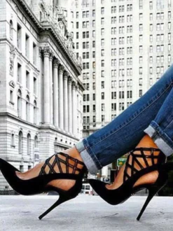 Escarpins à talons aiguilles et bout pointu à lanières et talons hauts noirs chics