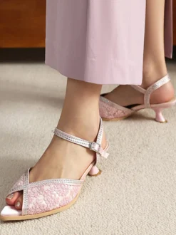 Escarpins à talons aiguilles et bout ouvert en dentelle et strass pour mère de la mariée
