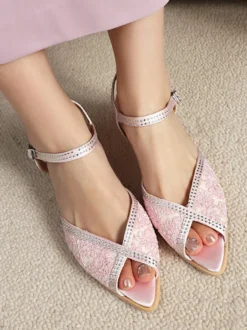 Escarpins à talons aiguilles et bout ouvert en dentelle et strass pour mère de la mariée
