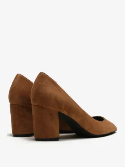 Escarpins à talons blocs en daim marron à bout pointu et talons à enfiler