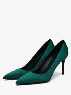 Escarpins à talons hauts en satin noirs à bout pointu et à talons aiguilles