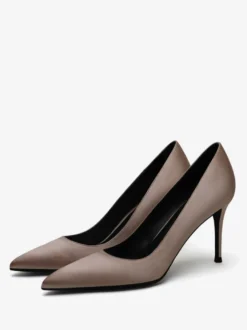 Escarpins à talons hauts en satin noirs à bout pointu et à talons aiguilles