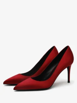 Escarpins à talons hauts en satin noirs à bout pointu et à talons aiguilles