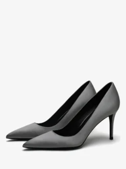 Escarpins à talons hauts en satin noirs à bout pointu et à talons aiguilles