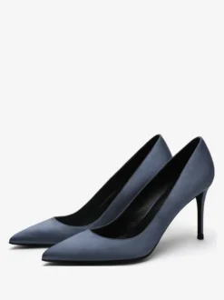 Escarpins à talons hauts en satin noirs à bout pointu et à talons aiguilles